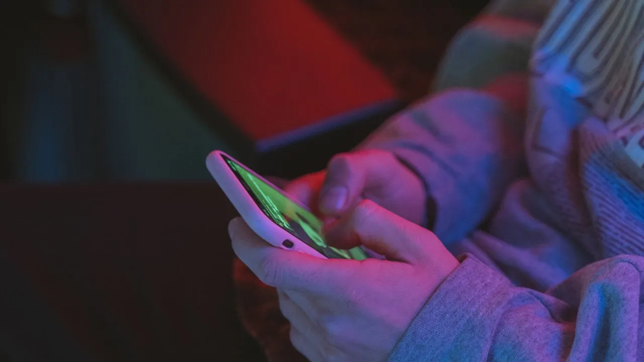 Relaciones y redes: El diccionario de la era digital 'Gaslighting', 'ghosting': el diccionario de supervivencia para la era digital