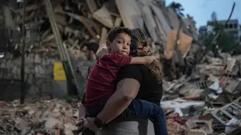 Rescatistas y voluntarios buscan sobrevivientes entre los escombros en Venezuela. Hambre, enfermedades y morgues improvisadas: el drama que sigue al terremoto en Venezuela