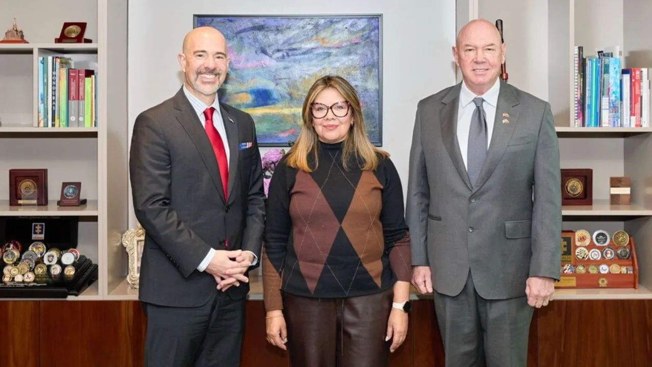 Reunión del director de la DEA Terrance C. Cole con la fiscal General Luz Adriana Camargo La llegada del director de la DEA a Colombia, la antesala del encuentro Petro-Trump