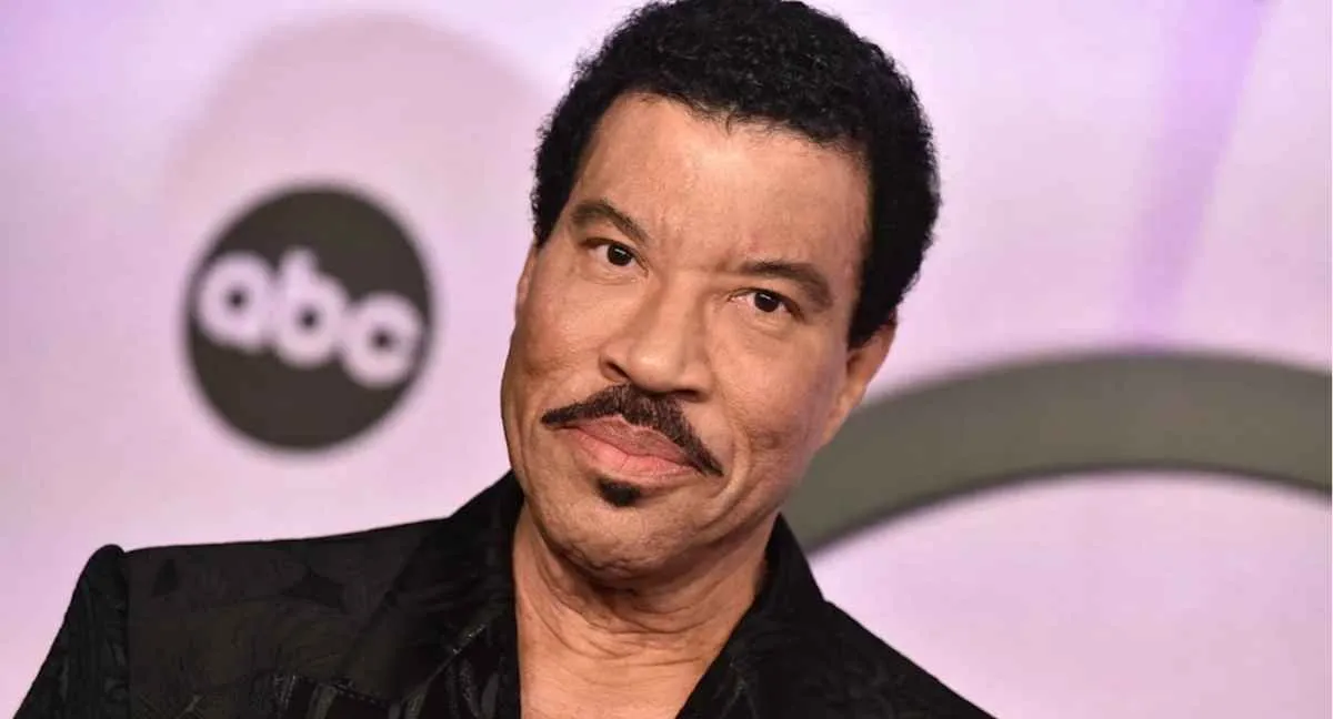 Lionel Richie fue hospitalizado luego de sentirse mal durante un concierto en EE. UU. Lionel Richie es hospitalizado tras sentirse mal durante un concierto en EE. UU.