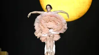 Rosalía sorprende con ballet en el inicio del 'Lux Tour' Rosalía abre su 'Lux Tour' con ballet y desata conversación global