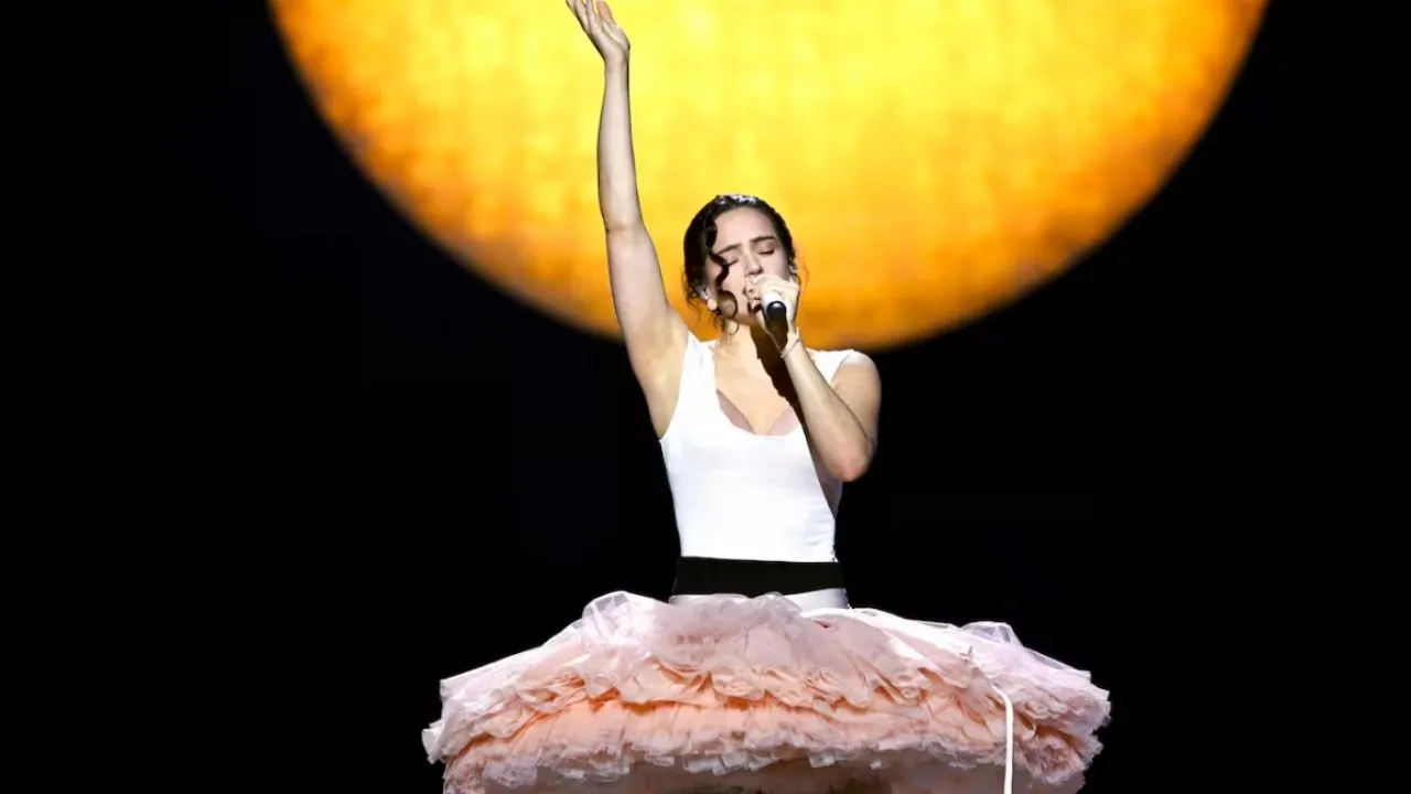 Rosalía ya está en Bogotá: así será el LUX Tour en el Movistar Arena. Rosalía llegó a Bogotá para sus conciertos del LUX Tour: esto es lo que podrá ver el público
