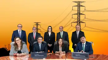 Sala Plena de la Corte Constitucional y de fondo una red de infraestructura eléctrica. La Corte Constitucional deja sin 'luces' decreto de emergencia sobre energía expedido por gobierno Petro
