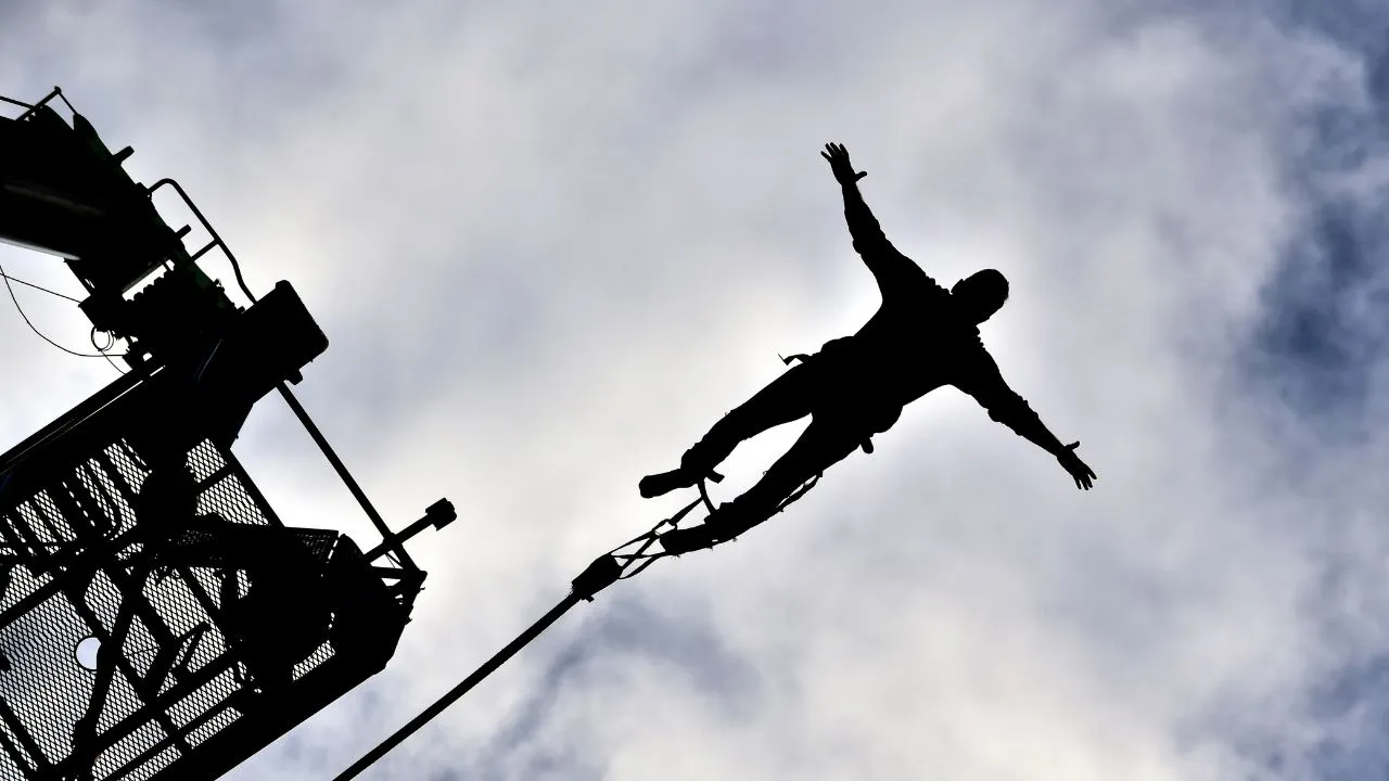 Salto en Bungee Video revela cómo una joven fue lanzada en bungee sin la cuerda de seguridad