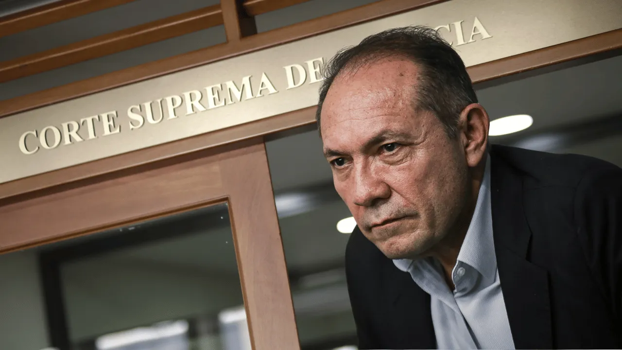 Sanguino volvió a la Corte con nuevas pruebas contra tres congresistas. Antonio Sanguino llevó nuevas pruebas a la Corte Suprema contra tres congresistas: esto entregó