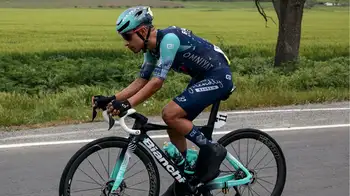 Santiago Buitrago La terrible caída de Santiago Buitrago que lo obligó a abandonar el Giro de Italia