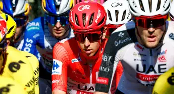 Tadej Pogacar Video | Terrible caída de Tadej Pogacar en la etapa 8 de la Vuelta a España y abandona la carrera