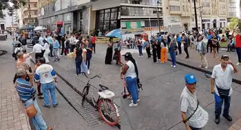 Temblor en Cali hoy, gente en la calle del centro tras los tres sismos del SGC. En Cali la gente salió de oficinas y casas tras los tres temblores que reportó el SGC este lunes