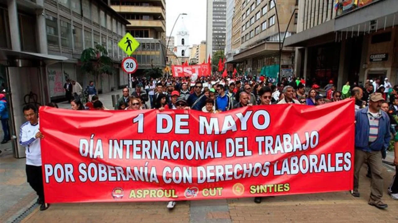 Trabajadores marchan cada 1 de mayo por sus derechos laborales. La historia del 1 de mayo: así nació el Día del Trabajador y la lucha por los derechos laborales