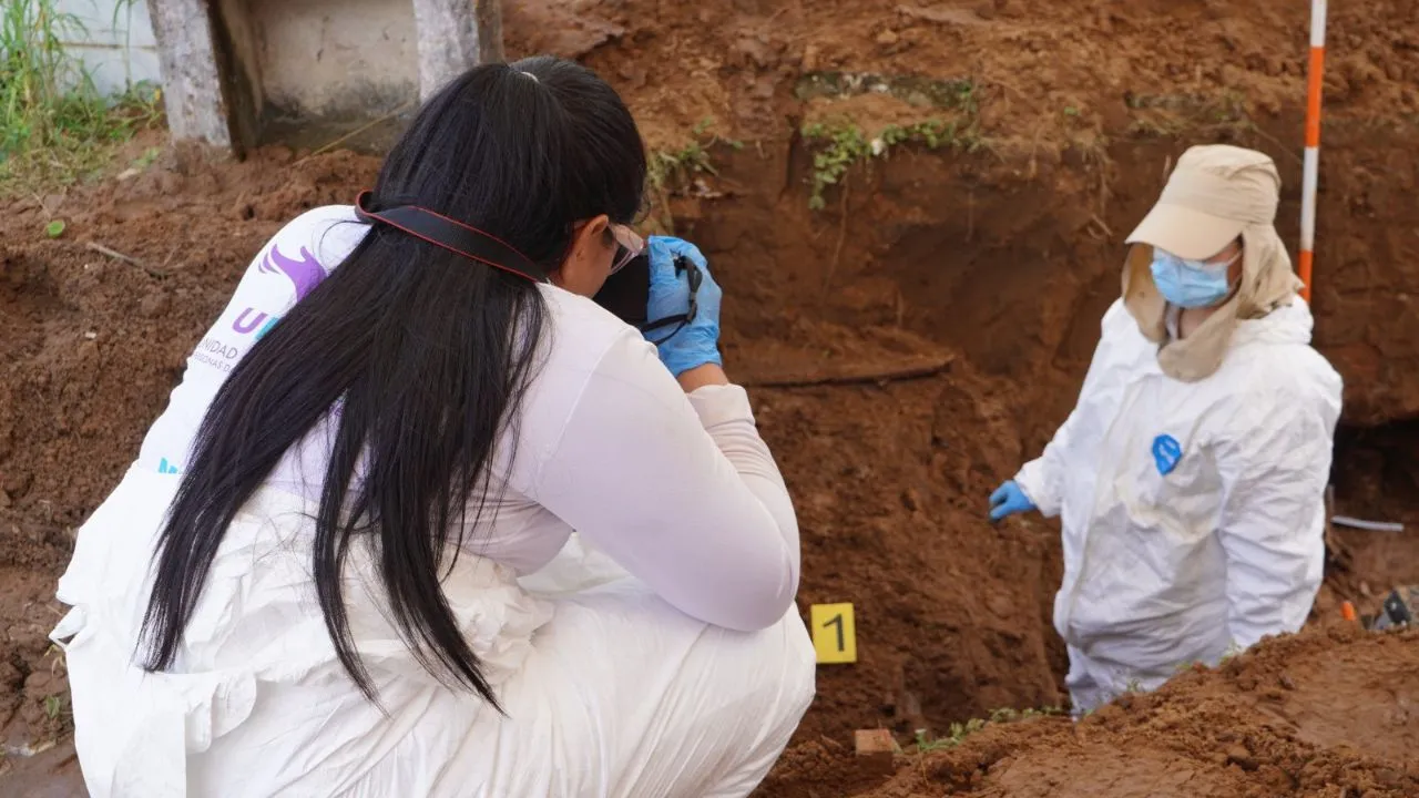 Trabajos forenses en el Cementerio Católico de Saravena. Así fue la recuperación de 34 cuerpos de personas desaparecidas en un cementerio de Arauca