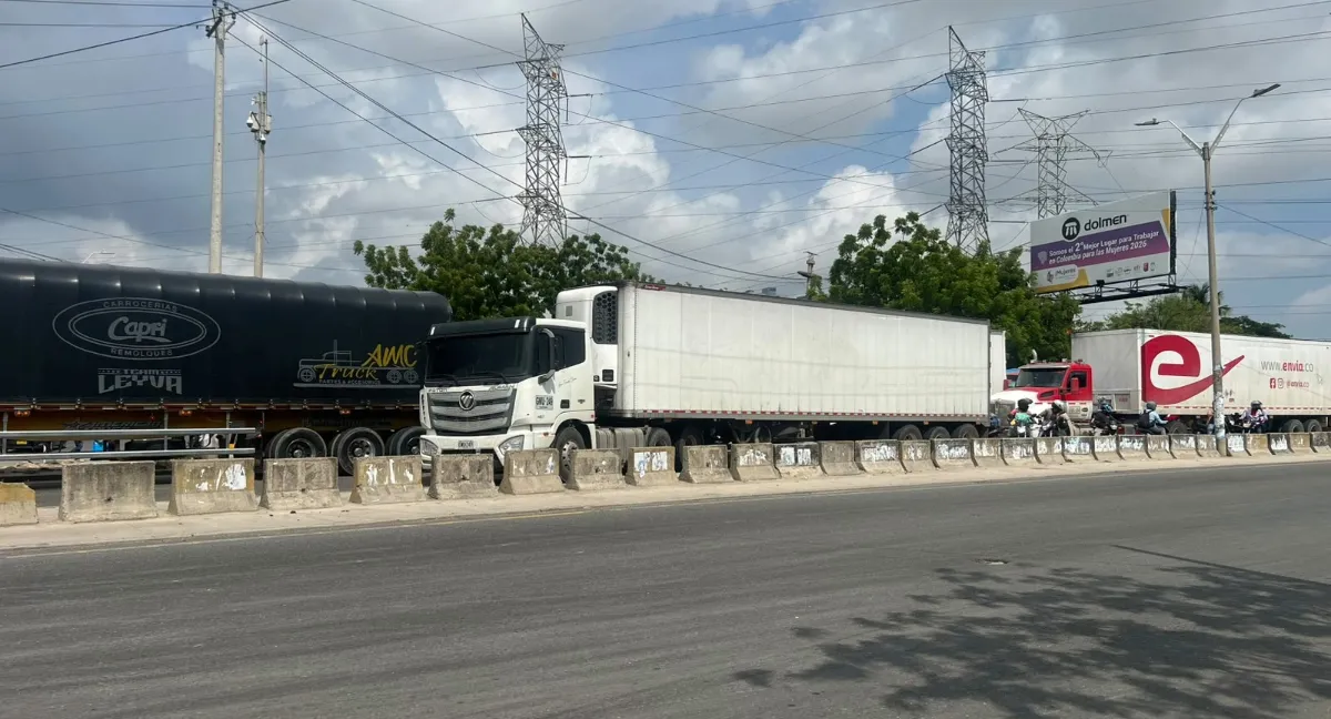 Trancón Atlántico. ‘Tronco' de trancón causa viejo puente en la vía aeropuerto en Barranquilla