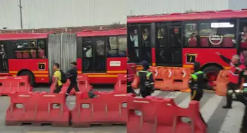 TransMilenio Puente Aranda Congestión en TransMilenio hoy: usuarios caminaron largos trayectos por retrasos en la av. Américas