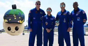 Tripulación de Artemis II con la mascota Rise. Tripulación de Artemis II presentó la mascota que servirá de indicador gravedad cero rumbo a la Luna
