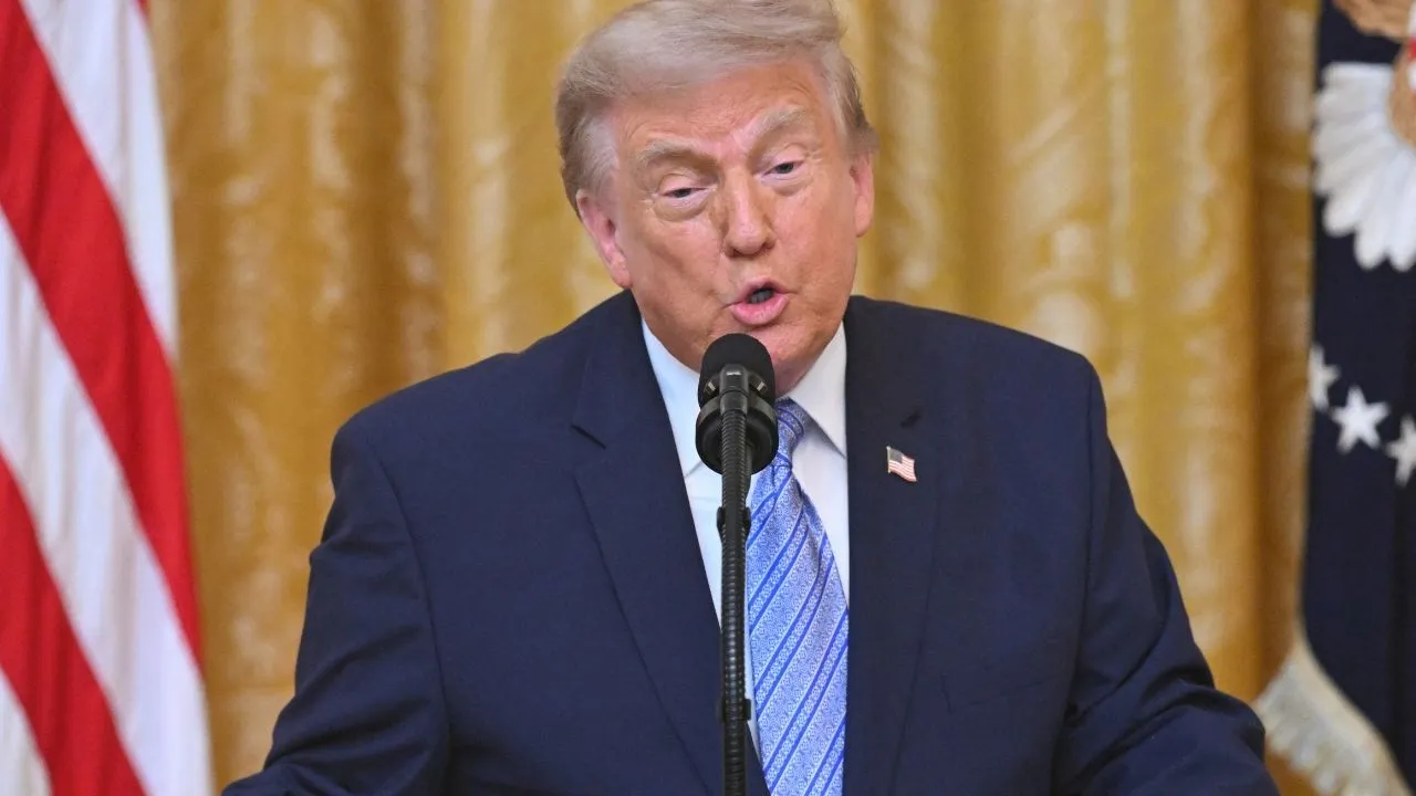 Trump pide retirar las licencias de cadenas televisivas que no transmitieron su discurso Donald Trump cuestiona a dos canales de televisión y pidió sacarlos del aire