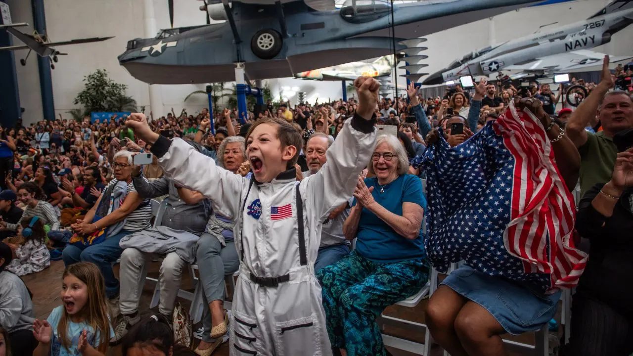 Un niño vitorea mientras ve la transmisión del regreso de la tripulación de Artemis II. Júbilo en la NASA: Emotiva lluvia de aplausos al ver vivos a los astronautas de Artemis II