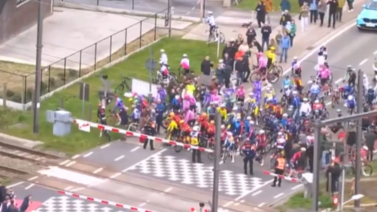 Un paso a nivel activo, ignorado por los ciclistas, según el reglamento es descalificación Ciclistas en el Tour de Flandes indignados con el actuar deportivo de Pogacar y Evenepoel