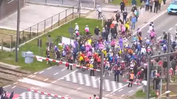 Un paso a nivel activo, ignorado por los ciclistas, según el reglamento es descalificación Ciclistas en el Tour de Flandes indignados con el actuar deportivo de Pogacar y Evenepoel