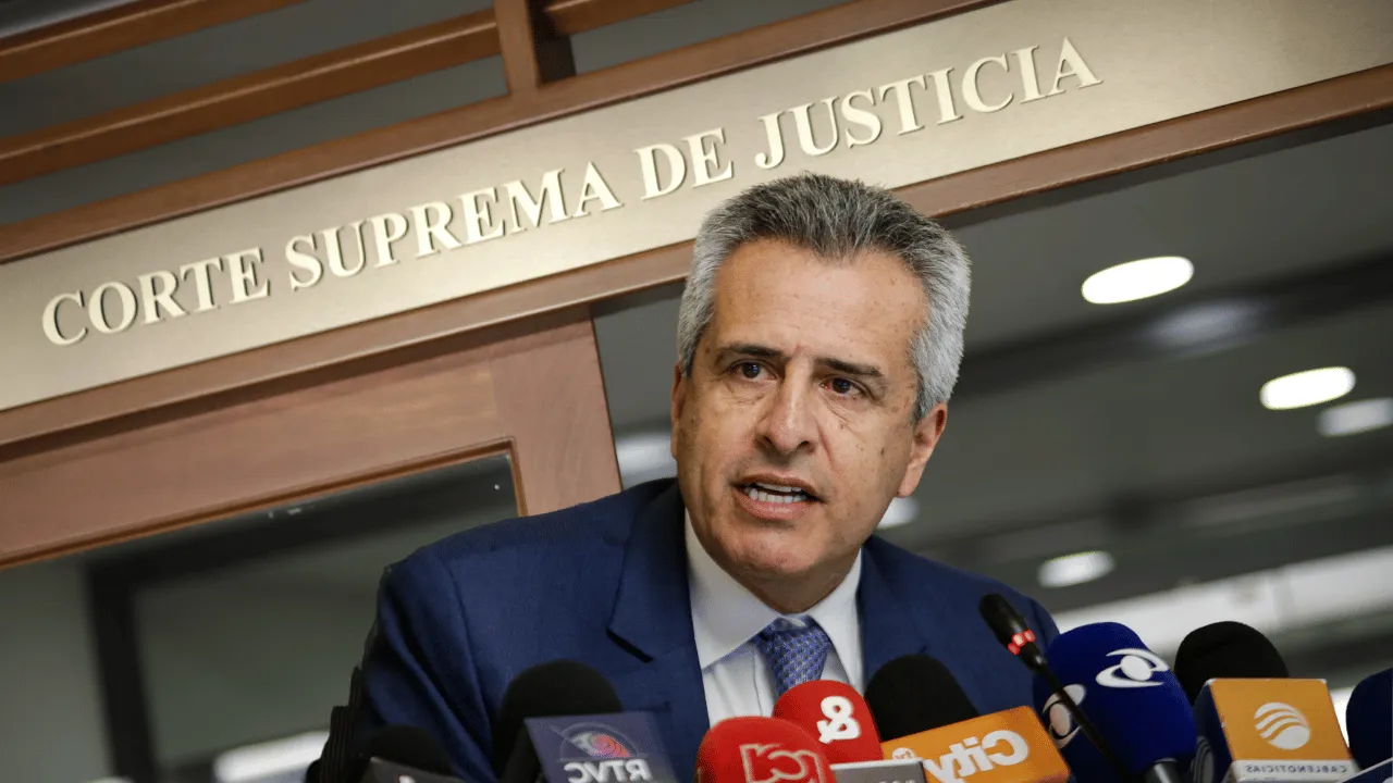 Velasco radicó una tutela ante la Corte contra la decisión que lo mandó a la cárcel. Así va el caso de Luis Fernando Velasco, el exministro de Petro preso por el escándalo de la UNGRD