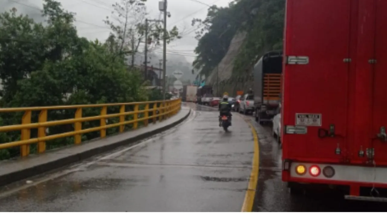 Vía al Llano continuará cerrada hasta que se supere deslizamiento Vía al Llano: cuatro carriles bloqueados y movilidad restringida para motos