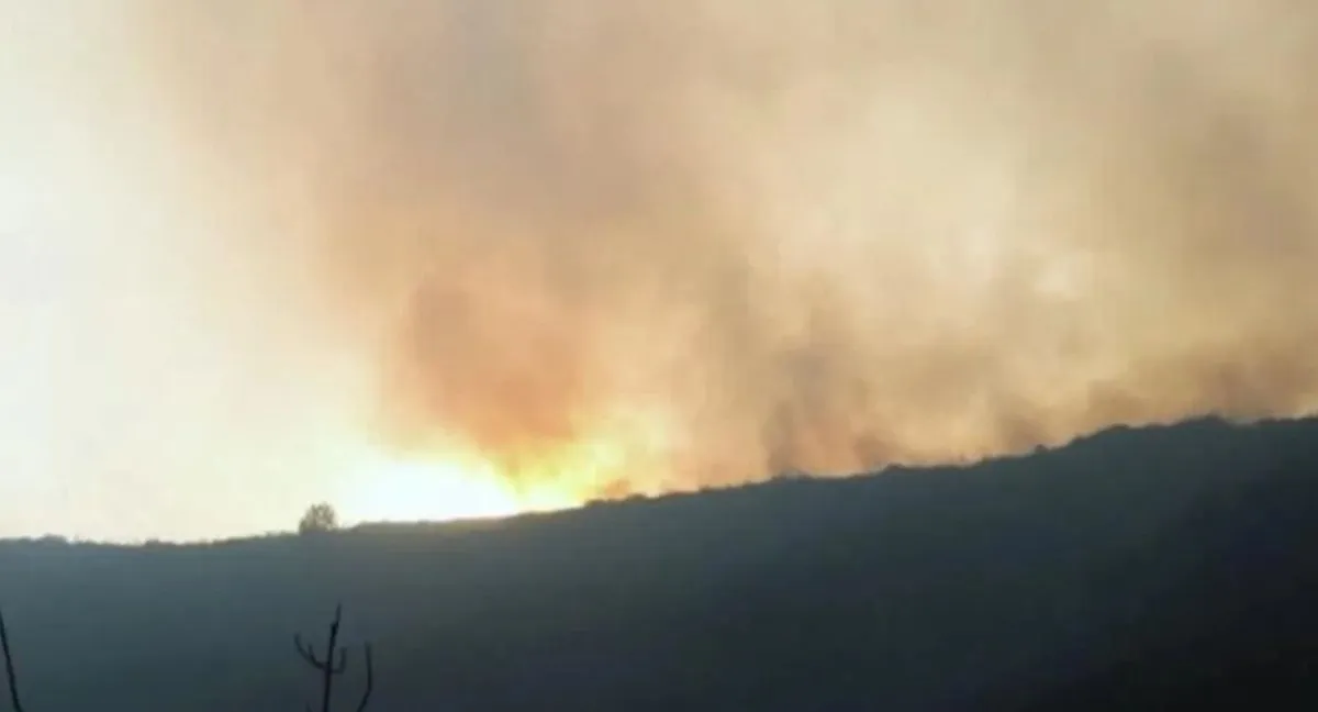 Villa de Leyva incendios Video | Así amanece hoy Villa de Leyva: sigue el incendio y helicópteros reanudan operaciones