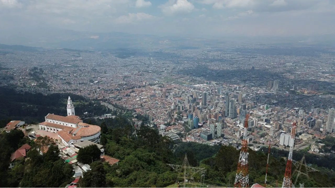 Vista aérea de Bogotá ¿Qué es el polvo del Desierto del Sahara y por qué podría afectar la calidad del aire en Bogotá?