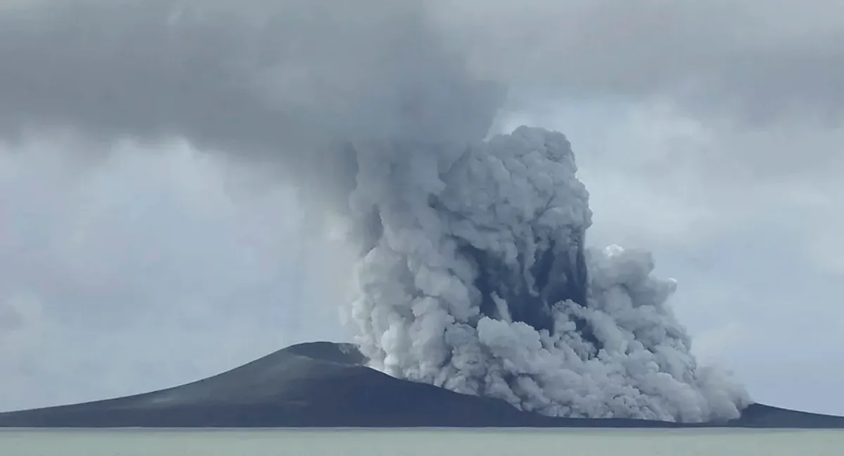 Volcán Hunga, en Tonga, se hundió 700 metros bajo el mar en la erupción de 2022. Así cambió el fondo del Pacífico con la erupción del volcán Hunga en Tonga, que se hundió 700 metros