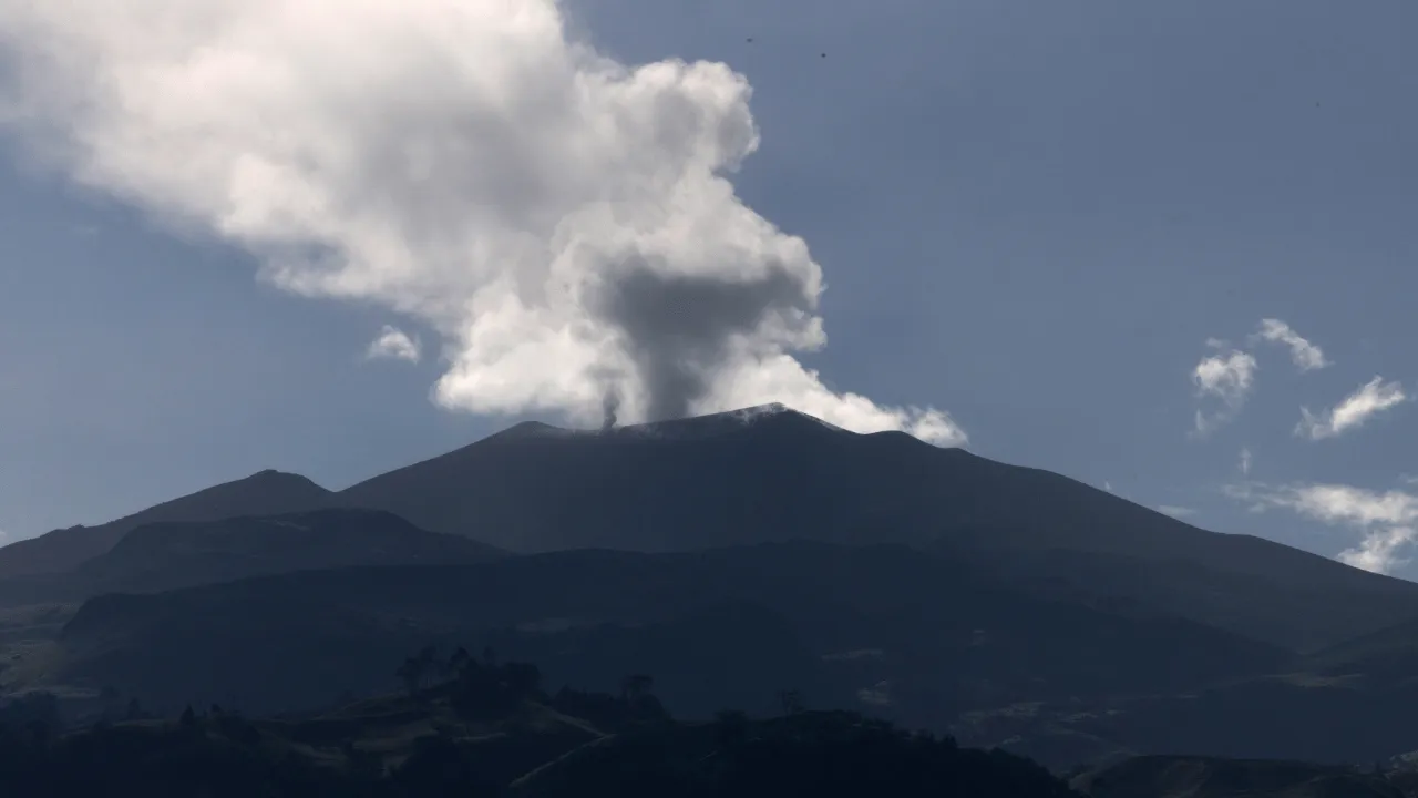 Volcán Puracé completa una semana en alerta naranja. Volcán Puracé no da tregua: el dato del último boletín del SGC que mantiene la alerta naranja