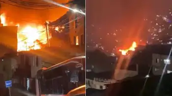 Voraz incendio en Medellín Video | El voraz incendio que afectó varias viviendas en comuna popular de Medellín