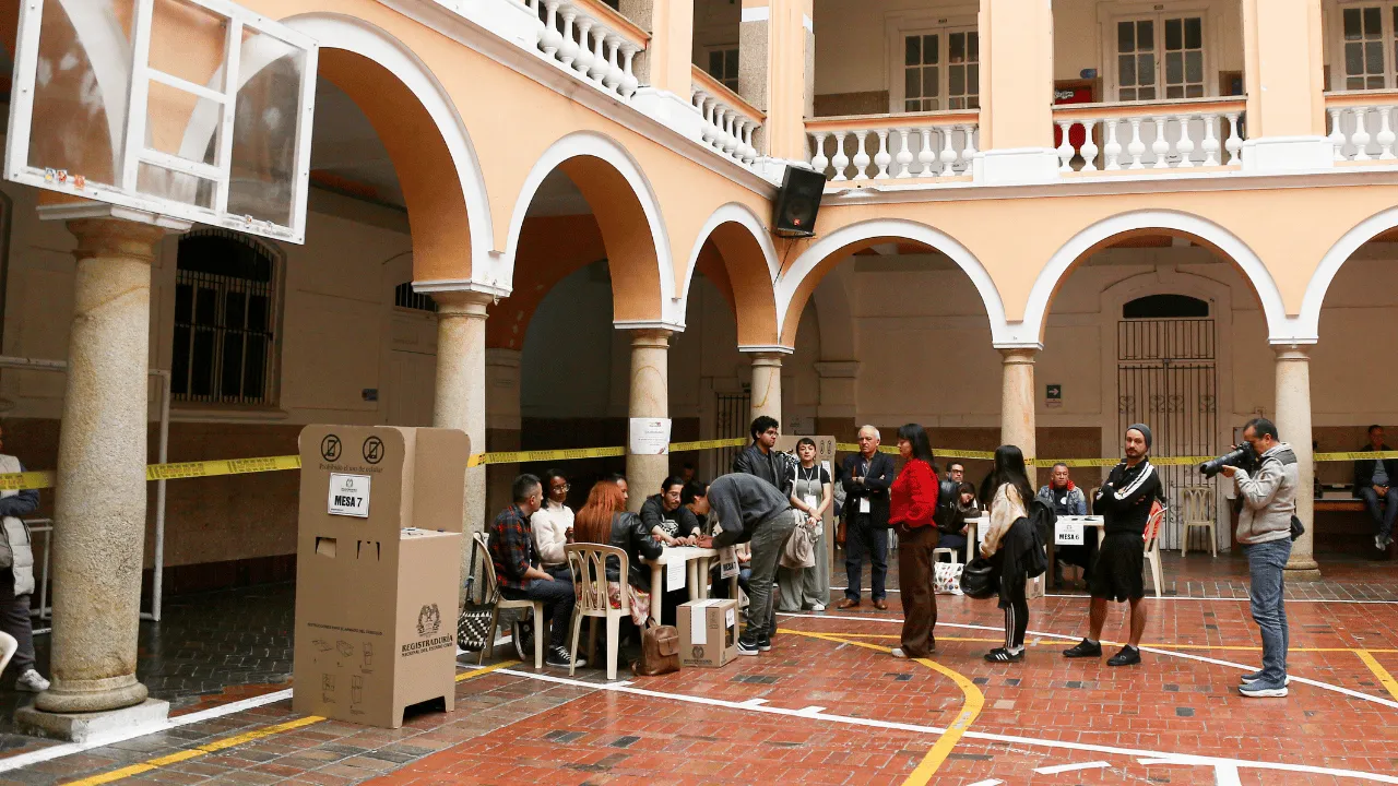 Votantes esperan en la fila frente a las urnas este domingo. ¿Qué pasa si el reloj marca las 4:00 p. m. y sigue en la fila? ¿Alcanza a pedir el tarjetón?